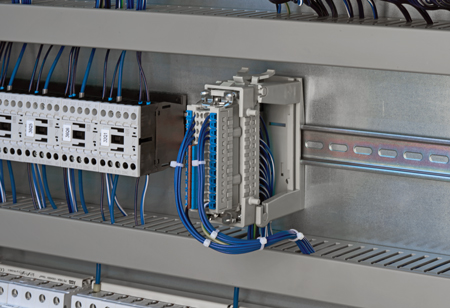Figure 1. Optimised for fast assembly as well as for easily bridging contacts – the Han ES Press, the jumpers – central position Harting fig 1