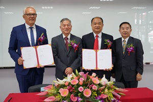From the left: Klaus Steen Mortensen, CEO, Bladt Industries, Mr. Jong-Chin Shen, Minister, Ministry of Economic Affairs. Taiwan R.O.C., Mr. Wen-Hsiang Lai, Chairman, Century Wind Power Co., Ltd, Mr. Ming-De Wang, Deputy Mayor, Taoyuan City JV CenturyBladtFoundation 2