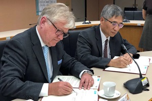 RCG Chairman, Alan Chivers (left) and YunTech President, Dr Neng-Shu Yang (right) ink agreements at a signing ceremony in Douliou City, Yunlin, Taiwan, creating an alliance to provide offshore wind training. RCG Yuntech