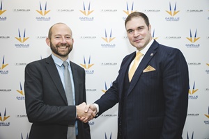 Gazelle CEO Jon Salazar and F. Carceller CEO Pablo Carceller shake hands at the official signing ceremony Firma Gazelle Carceller 4