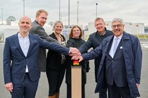 Start of trial operation of the Hydrogen Lab Bremerhaven (from left): Dr.-Ing. David Wenger, Managing Director Wenger Engineering GmbH, Kevin Schalk, Group Manager HLB Fraunhofer IWES, Nora Denecke, Head of Department Hydrogen Labs and Field Tests Fraunhofer IWES, Senator Kristina Vogt, Senator for Economy, Ports, and Transformation, Free Hanseatic City of Bremen, Prof. Andreas Reuter, Managing Director Fraunhofer IWES, Melf Grantz, Lord Mayor of Bremerhaven © image: Hauke Müller Hydrogen Lab Bremerhaven is ready for trial operation