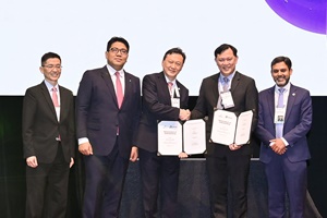 From left to right: Mr Wong Kim Yin, Group President and Chief Executive Officer, Sembcorp, Tan Sri Tengku Muhammad Taufik, President and Group CEO of Petronas, Mr Low Kian Min, Chief Renewables Officer, Gentari, Mr Koh Chiap Khiong, CEO, Singapore & Southeast Asia, Sembcorp, and Mr Sushil Purohit, Chief Executive Officer, Gentari Sembcorp x Gentari PR Signing Photo