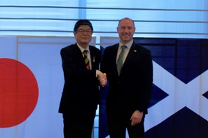Osamu Inoue, President & COO of Sumitomo Electric (left) and Neil Gray, Scottish Cabinet Secretary for Wellbeing Economy, Fair Work and Energy (right) Sumitomo Electric establishes power cable factory in Scotland